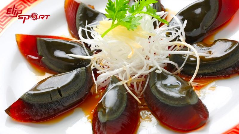 Trứng bắc thảo l&agrave; một loại trứng trong m&agrave;u đen v&agrave; l&ograve;ng đỏ b&eacute;o ngậy
