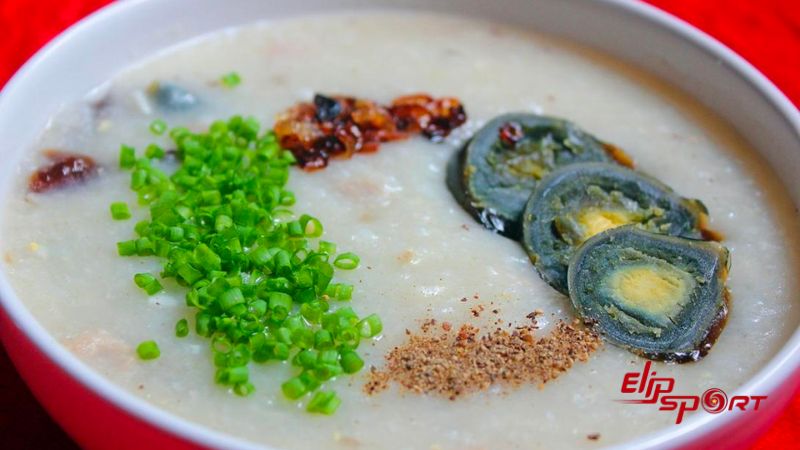 Trứng bắc thảo hay được nấu k&egrave;m với ch&aacute;o thịt bằm