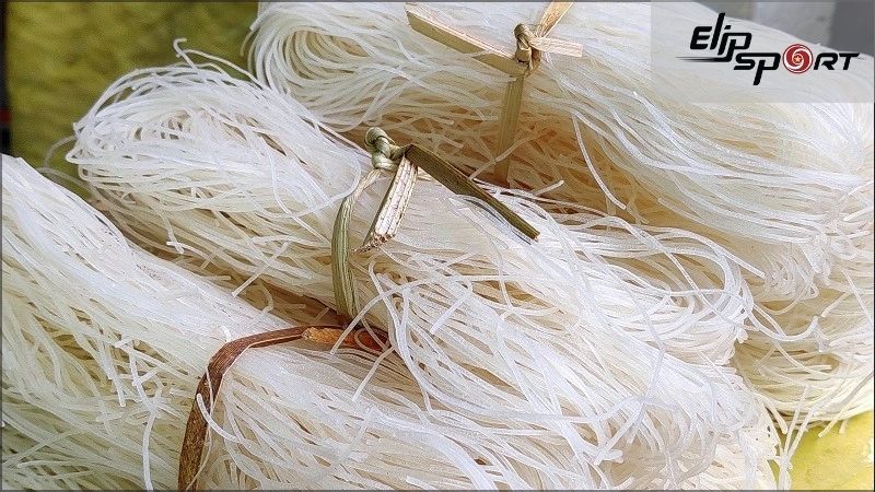B&uacute;n kh&ocirc; l&agrave; một m&oacute;n ăn tiện lợi được l&agrave;m từ tinh bột gạo