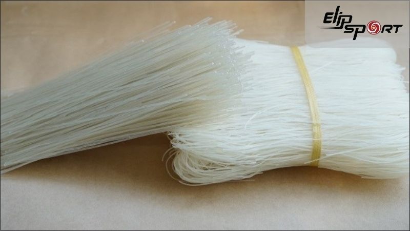 100g b&uacute;n kh&ocirc; chứa khoảng 130 calo