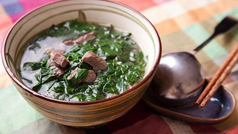 Canh rau ng&oacute;t thịt b&ograve; l&agrave; một m&oacute;n ăn quen thuộc xuất hiện trong đa dạng bữa ăn gia đ&igrave;nh