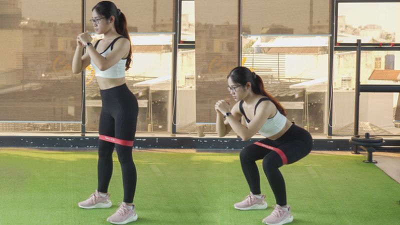 Tập gym với tạ d&acirc;y kh&aacute;ng lực d&agrave;nh cho nữ