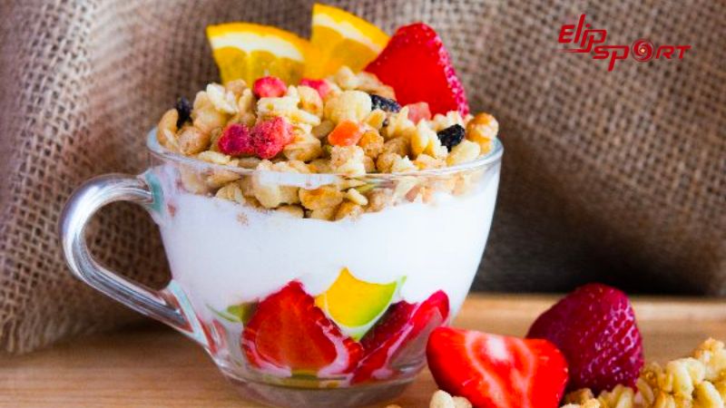 Bạn c&oacute; thể thử trộn ngũ cốc Calbee với sữa chua v&agrave; tr&aacute;i c&acirc;y