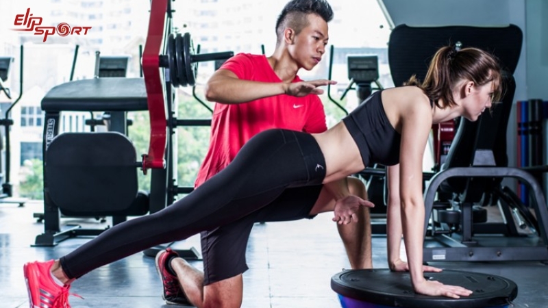 N&ecirc;n tập c&ugrave;ng gi&aacute;o vi&ecirc;n hướng dẫn để đảm bảo thực hiện đ&uacute;ng động t&aacute;c
