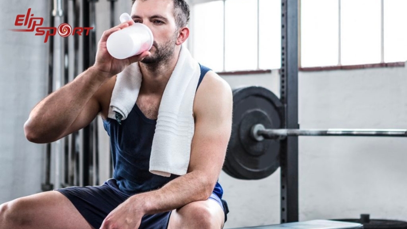 Lu&ocirc;n cung cấp đủ nước trước, trong v&agrave; sau khi tập gym