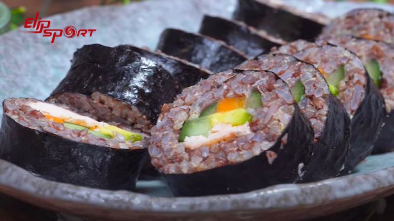 Cơm cuộn gạo lứt thơm ngon v&agrave; rất th&iacute;ch hợp cho người c&oacute; chế độ giảm c&acirc;n