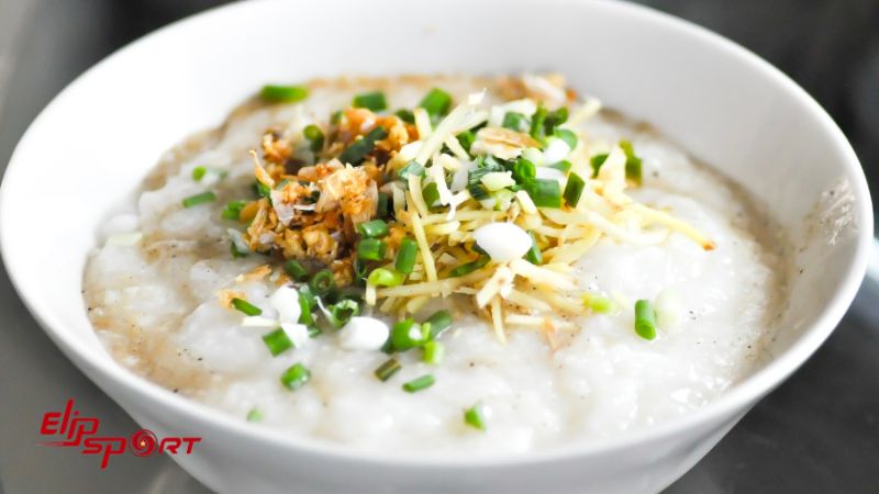 Bạn c&oacute; thể d&ugrave;ng gạo trắng hoặc gạo lứt để nấu ch&aacute;o gi&uacute;p giảm c&acirc;n hiệu quả