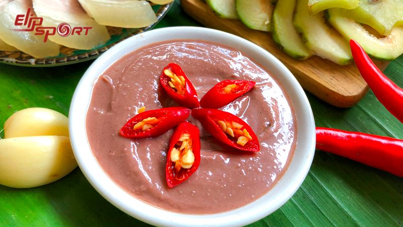 Mắm ruốc đ&atilde; trở th&agrave;nh gia vị quen thuộc trong bữa cơm hằng ng&agrave;y của người Việt