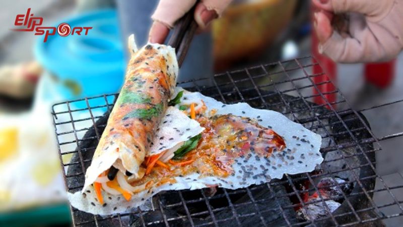 B&aacute;nh tr&aacute;ng mắm ruốc l&agrave; m&oacute;n ăn vặt hấp dẫn