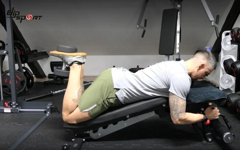 Dumbbell Leg Curl l&agrave; một b&agrave;i tập ch&acirc;n phổ biến được thực hiện cả tại nh&agrave; v&agrave; tại ph&ograve;ng tập gym