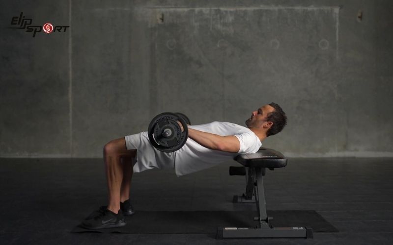 Barbell Hip Thrust l&agrave; b&agrave;i tập thể h&igrave;nh hiệu quả, sử dụng tạ để t&aacute;c động ch&iacute;nh đến cơ m&ocirc;ng