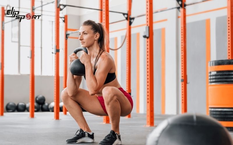 B&agrave;i tập Dumbbell Goblet Squat gi&uacute;p bạn tăng cường sức mạnh cho đ&ocirc;i ch&acirc;n v&agrave; n&acirc;ng cao độ săn chắc cho v&ograve;ng 3
