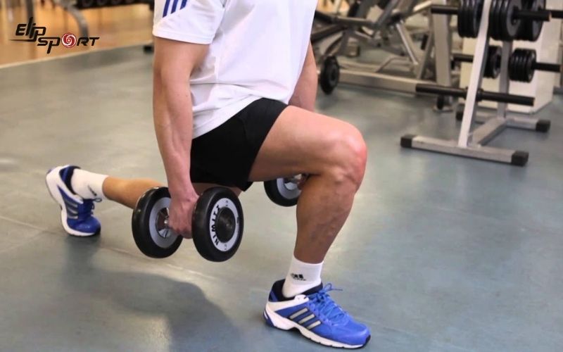 Dumbbell Lunge gi&uacute;p ph&aacute;t triển cơ đ&ugrave;i trước mạnh mẽ hơn