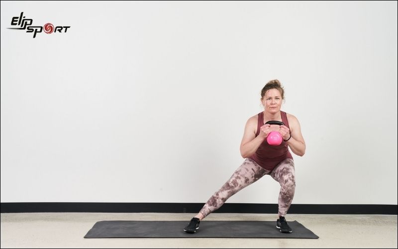 Dumbbell Side Lunge l&agrave; b&agrave;i tập cardio đốt ch&aacute;y calo hiệu quả