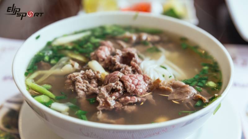 Phở l&agrave; m&oacute;n ăn nổi tiếng tại Việt Nam