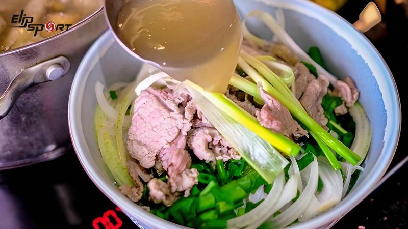 Sắp xếp phở v&agrave;o b&aacute;t v&agrave; chan nước d&ugrave;ng v&agrave;o