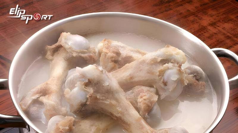 Nấu xương b&ograve; để l&agrave;m phở