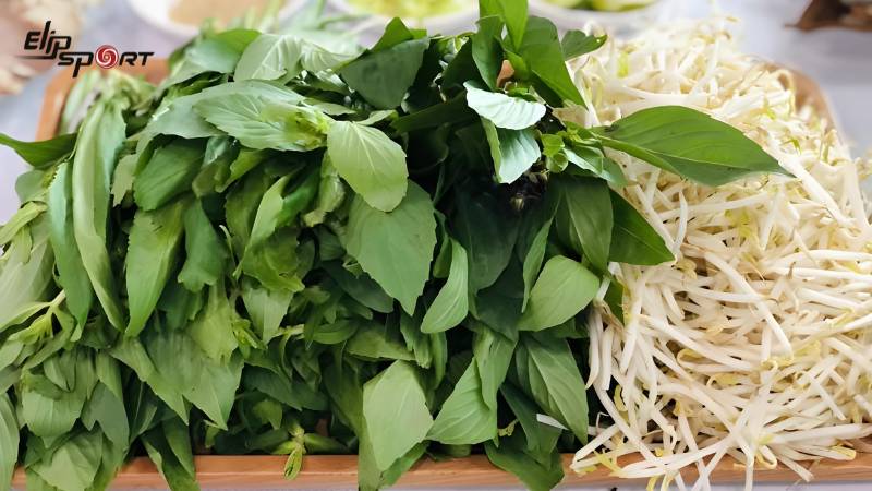 Chuẩn bị c&aacute;c loại rau ăn phở