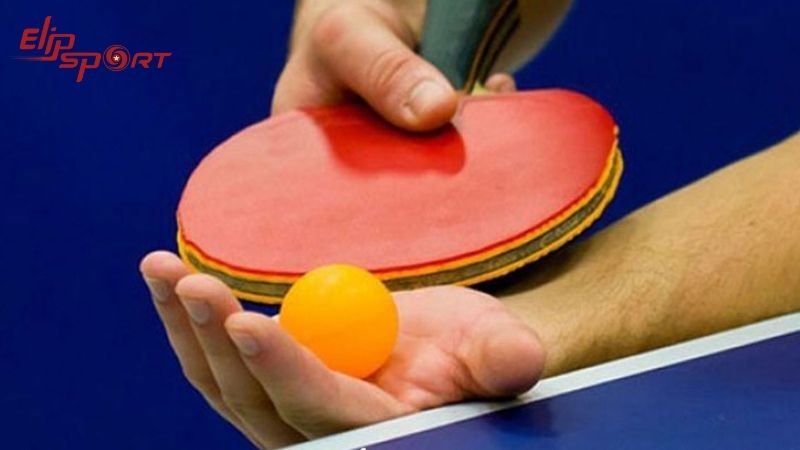 Kiểu cầm vợt Pen Hold theo kiểu Nhật, với loại vợt c&oacute; c&aacute;n nh&ocirc; l&ecirc;n cao v&agrave; chỉ d&ugrave;ng một mặt để đ&aacute;nh