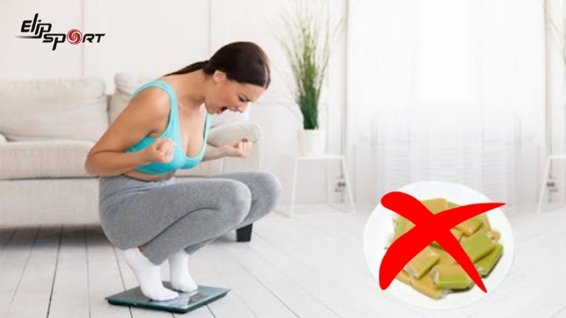 Người đang giảm c&acirc;n n&ecirc;n hạn chế ăn kẹo dừa