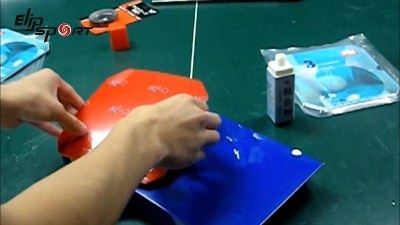 N&ecirc;n loại bỏ thật sạch lớp keo cũ trước khi tiến h&agrave;nh thay mới mặt vợt
