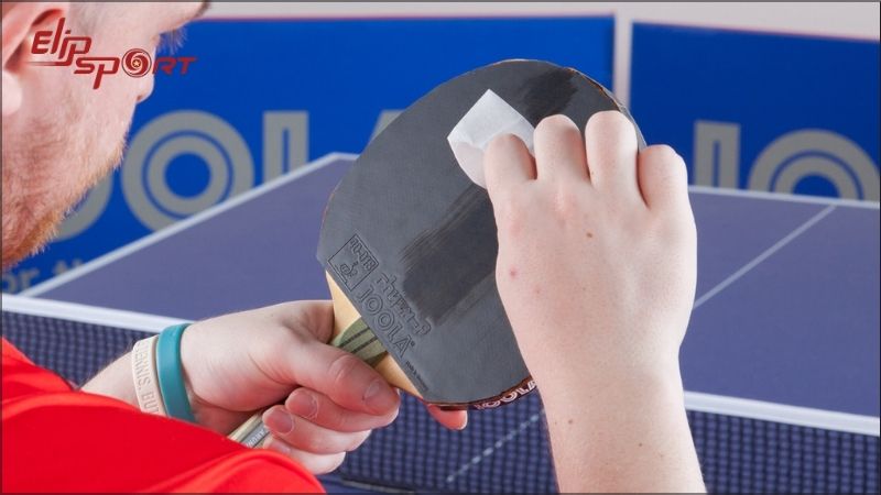 Sử dụng khăn mềm để lau sạch phần keo hoặc bụi bẩn tr&ecirc;n bề mặt
