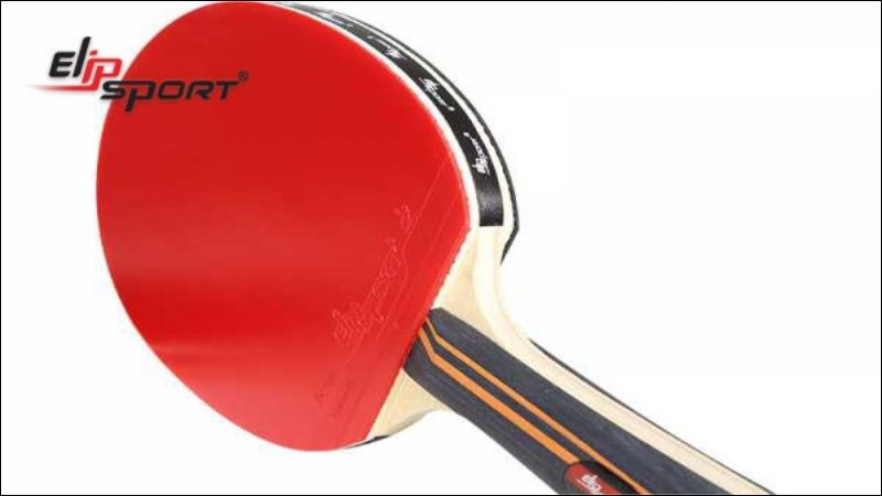 Carbon v&agrave; sợi Arylate được th&ecirc;m v&agrave;o cốt vợt nhằm gia tăng độ cứng cung cấp sự ổn định v&agrave; hiệu suất cao