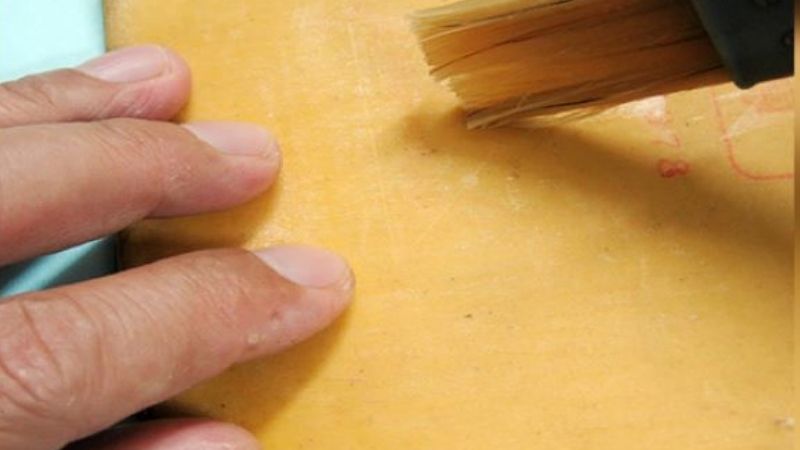 N&ecirc;n sử dụng loại keo chuy&ecirc;n dụng cho mặt vợt