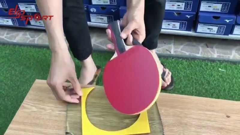 Bạn cần tiến h&agrave;nh cắt phần thừa v&agrave; ho&agrave;n thiện bề mặt vợt sau khi thực hiện d&aacute;n
