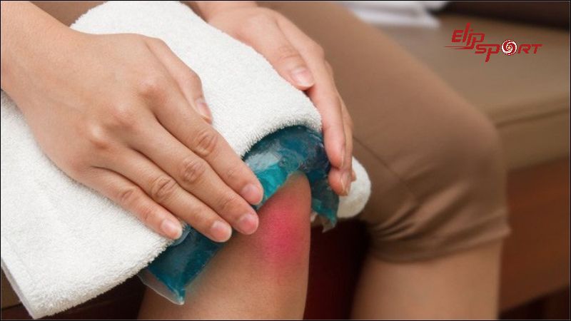 Chườm đ&aacute; c&oacute; thể l&agrave; một giải ph&aacute;p hữu &iacute;ch.