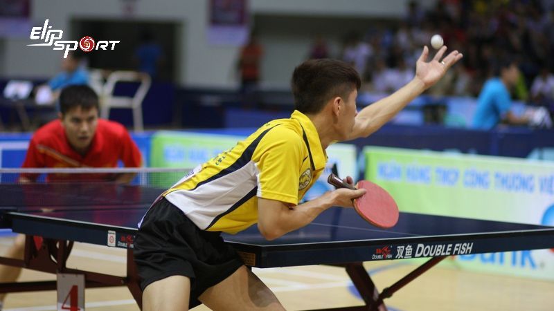 Giao b&oacute;ng xo&aacute;y l&ecirc;n thuận tay v&agrave; tr&aacute;i tay