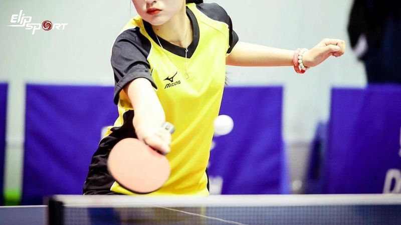 Giao b&oacute;ng thuận tay, ngang l&ecirc;n, sang tr&aacute;i