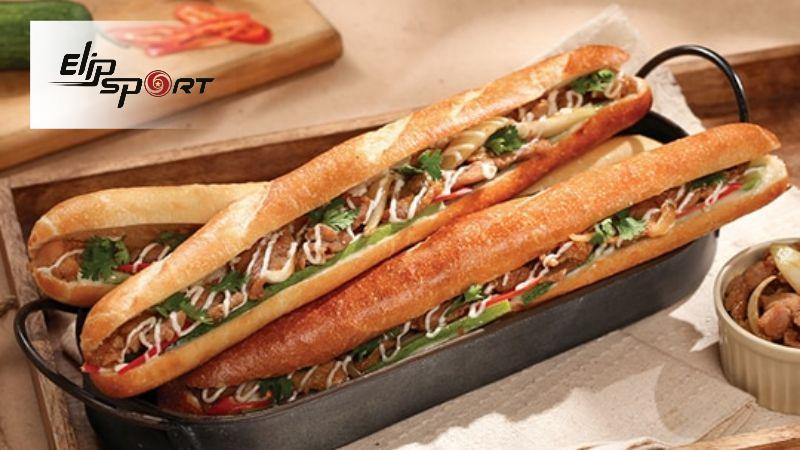 1 ổ b&aacute;nh m&igrave; que x&uacute;c x&iacute;ch c&oacute; thể chứa khoảng 180-230 calo