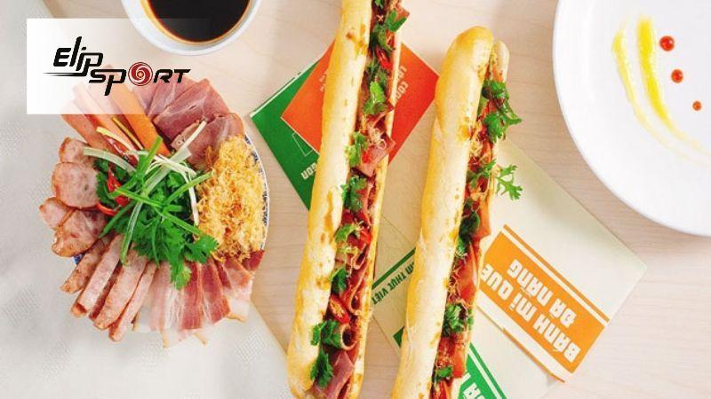 B&aacute;nh m&igrave; que Đ&agrave; Nẵng c&oacute; k&iacute;ch thước lớn hơn v&agrave; chứa khoảng 220 calo