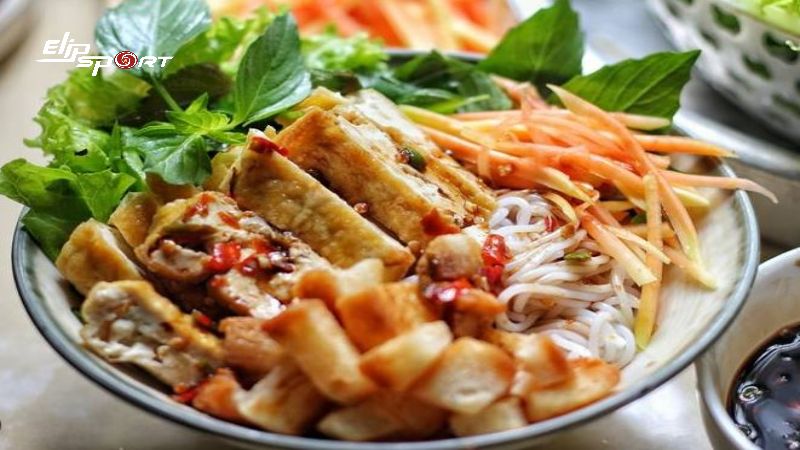 B&uacute;n nước tương l&agrave; một m&oacute;n ăn rất quen thuộc trong ẩm thực Đ&ocirc;ng Nam &Aacute;, đặc biệt l&agrave; ở Việt Nam
