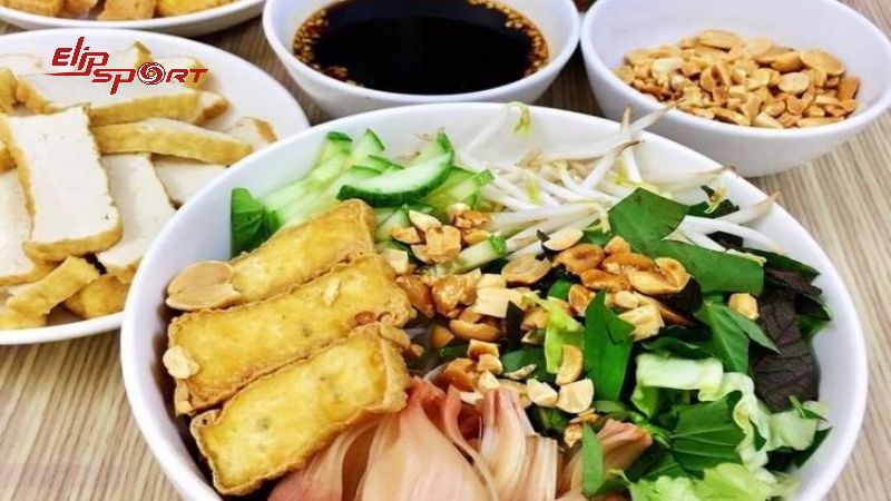 Số lượng calo chủ yếu được cung cấp từ c&aacute;c th&agrave;nh phần ch&iacute;nh như b&uacute;n, thịt (hoặc nguồn protein kh&aacute;c) v&agrave; nước tương