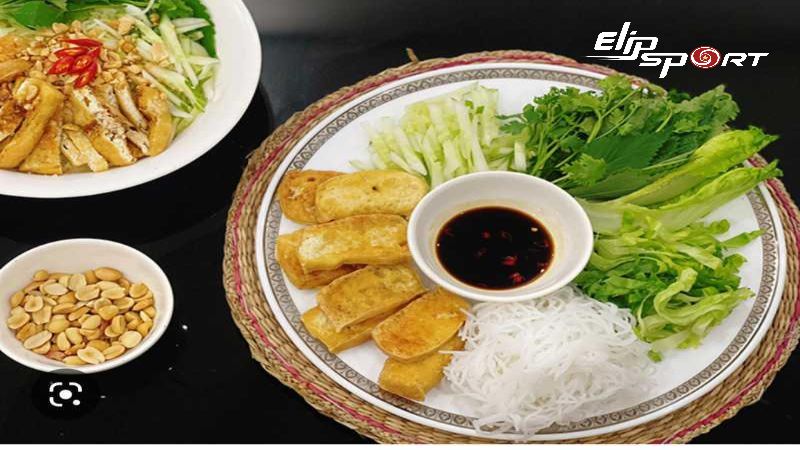 Bạn c&oacute; thể lựa chọn sử dụng b&uacute;n m&igrave; gạo l&agrave;m bằng gạo lứt hoặc b&uacute;n sơ ri thay v&igrave; b&uacute;n m&igrave;