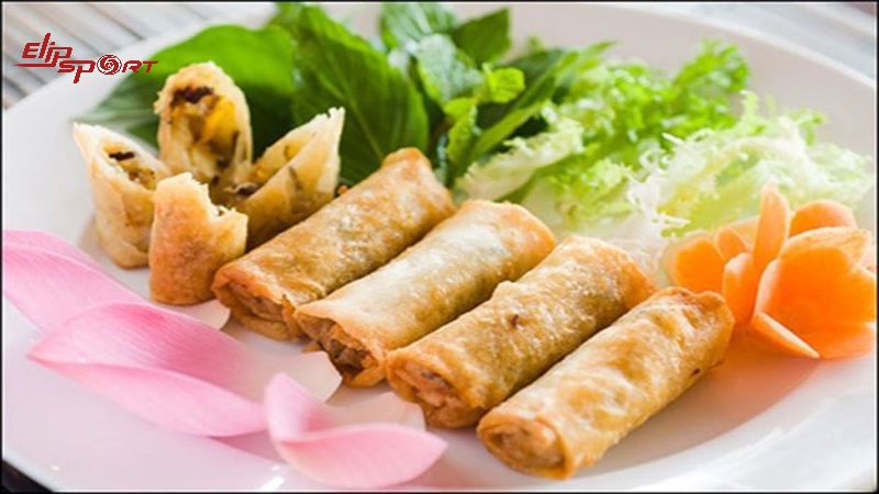 Khi bạn chuẩn bị thưởng thức chả gi&ograve; chay, h&atilde;y nhớ uống một cốc nước lọc trước bữa ăn