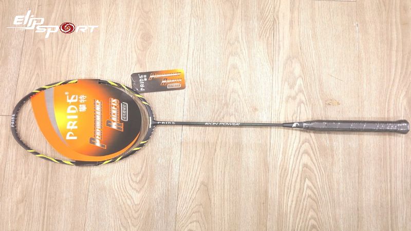 Pride Speed 9000 l&agrave; vợt cầu l&ocirc;ng của thương hiệu Pride, một nh&atilde;n hiệu ở ph&acirc;n kh&uacute;c tầm trung đến từ Nhật Bản