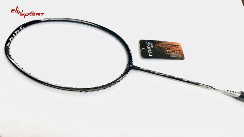 Pride Speed 8000, với vị tr&iacute; thứ tư trong danh s&aacute;ch c&aacute;c c&acirc;y vợt cầu l&ocirc;ng c&oacute; gi&aacute; khoảng 700k