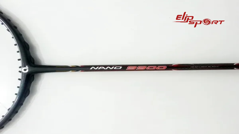 Apacs Nano 9900 l&agrave; một c&acirc;y vợt c&oacute; thiết kế nhắm tới lối chơi c&acirc;n bằng giữa tấn c&ocirc;ng v&agrave; ph&ograve;ng thủ