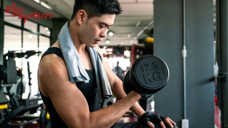 Cầm tạ đ&uacute;ng c&aacute;ch gi&uacute;p đảm bảo an to&agrave;n cho cơ thể