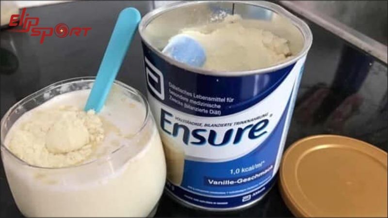 Khi uống sữa Ensure để tăng c&acirc;n, việc quản l&yacute; thời gian uống v&agrave; lượng sữa h&agrave;ng ng&agrave;y v&ocirc; c&ugrave;ng quan trọng