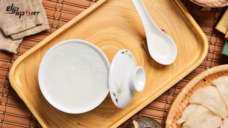 N&ecirc;n chọn nước yến c&oacute; th&agrave;nh phần ch&iacute;nh l&agrave; tổ yến nguy&ecirc;n chất