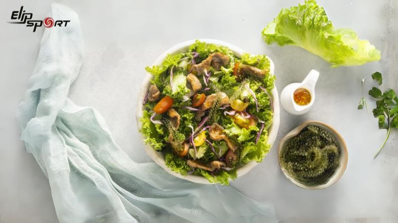Salad rong nho c&ugrave;ng bắp b&ograve; hun kh&oacute;i với hương vị đặc trưng