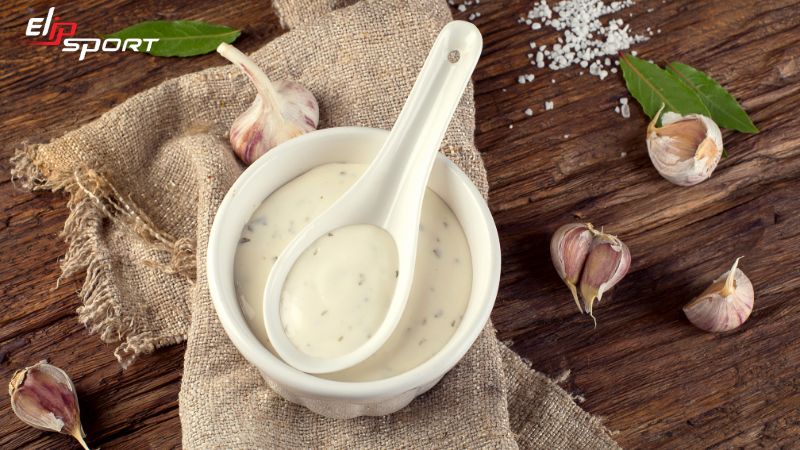 Sử dụng c&aacute;c loại mayonnaise &iacute;t chất b&eacute;o hoặc l&agrave;m từ dầu &ocirc; liu