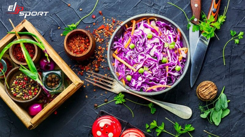 Salad bắp cải t&iacute;m với m&agrave;u sắc bắt mắt