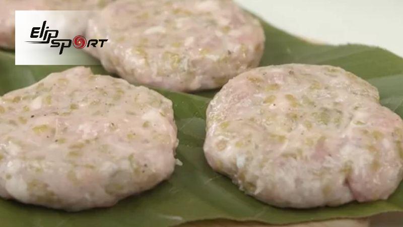 Chả cốm hấp c&oacute; lượng calo &iacute;t hơn so với chả chi&ecirc;n