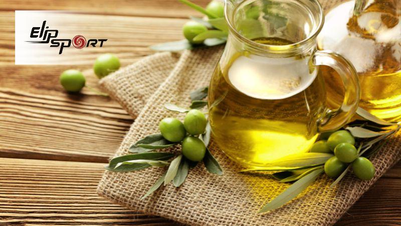 Massage bằng dầu Oliu gi&uacute;p l&agrave;n da mềm mại