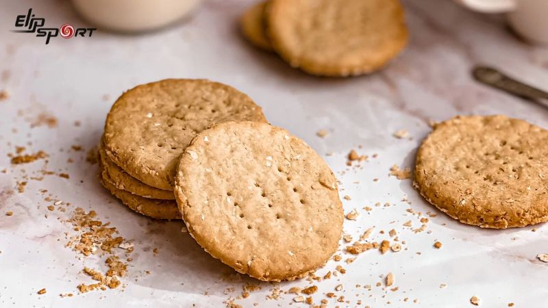 B&aacute;nh quy bơ sữa sau khi nướng c&oacute; m&agrave;u v&agrave;ng nhạt, gi&ograve;n tan, thơm lừng m&ugrave;i bơ